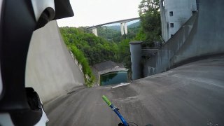 Ele desce uma barragem na vertical com a bicicleta. O que acontece é assustador!!