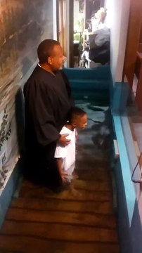 Ce gamin va se baptiser tout seul tellement il est pressé! Hilarant