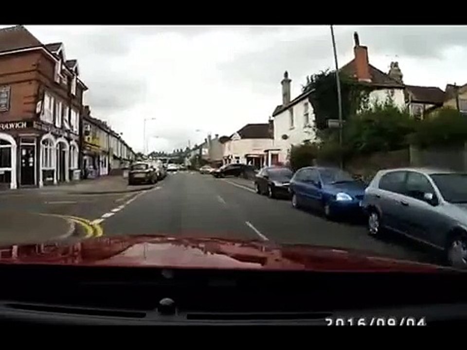 Un chat traverse sur le passage piéton