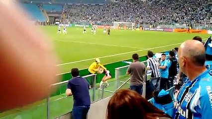 Una candidata al 'Miss Trasero' irrumpió en un campo de fútbol en pleno partido