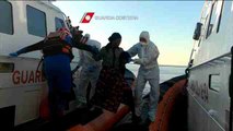 Recuperan cinco cadáveres y rescatan a 650 personas en el Mediterráneo