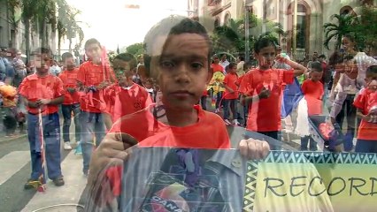 39 centros educativos desfilaron hoy en San Pedro Sula