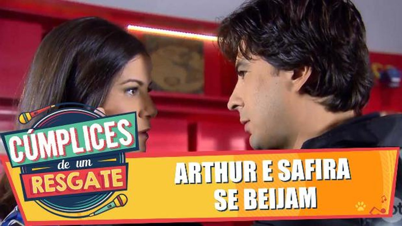 Arthur e Safira se beijam