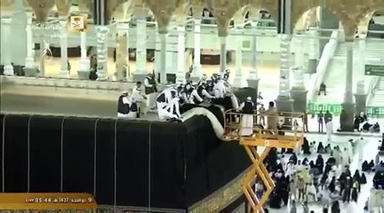 Exclusive Video of Kaaba Changing Ghilaaf in Hajj 2016 on Arafa Day