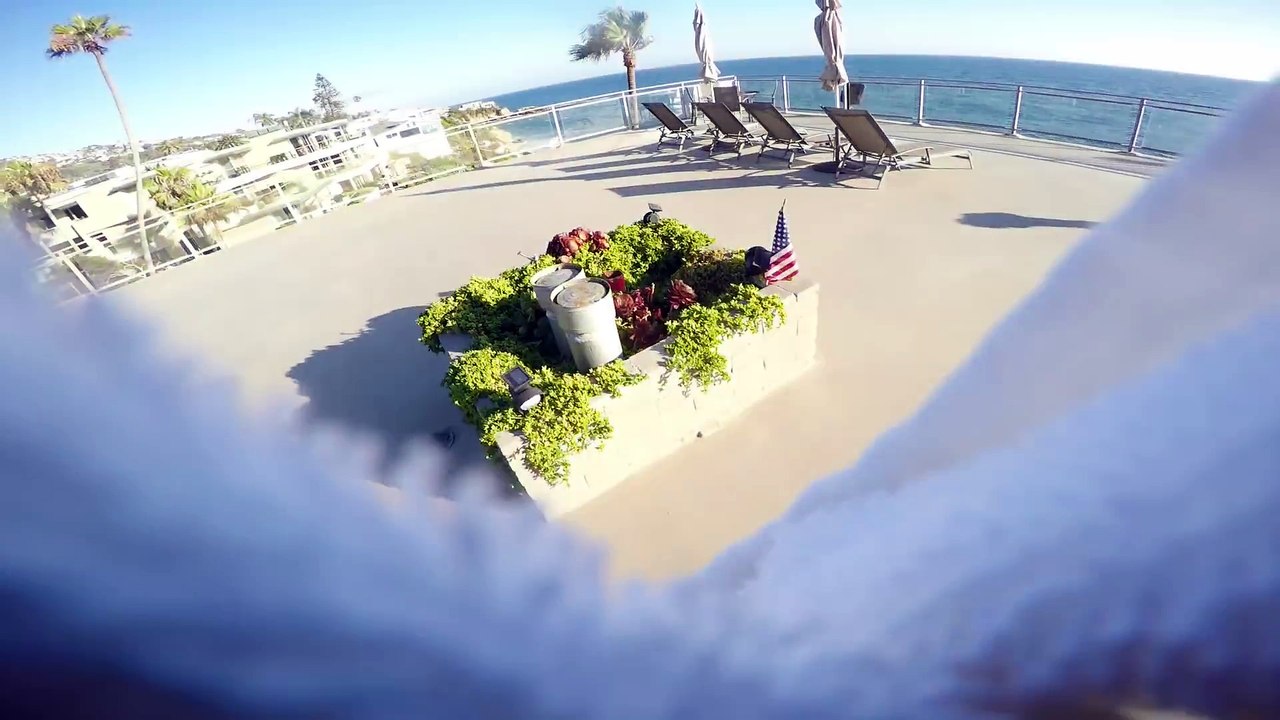 Sauter dans la piscine du toit de l'hotel et frôler la mort