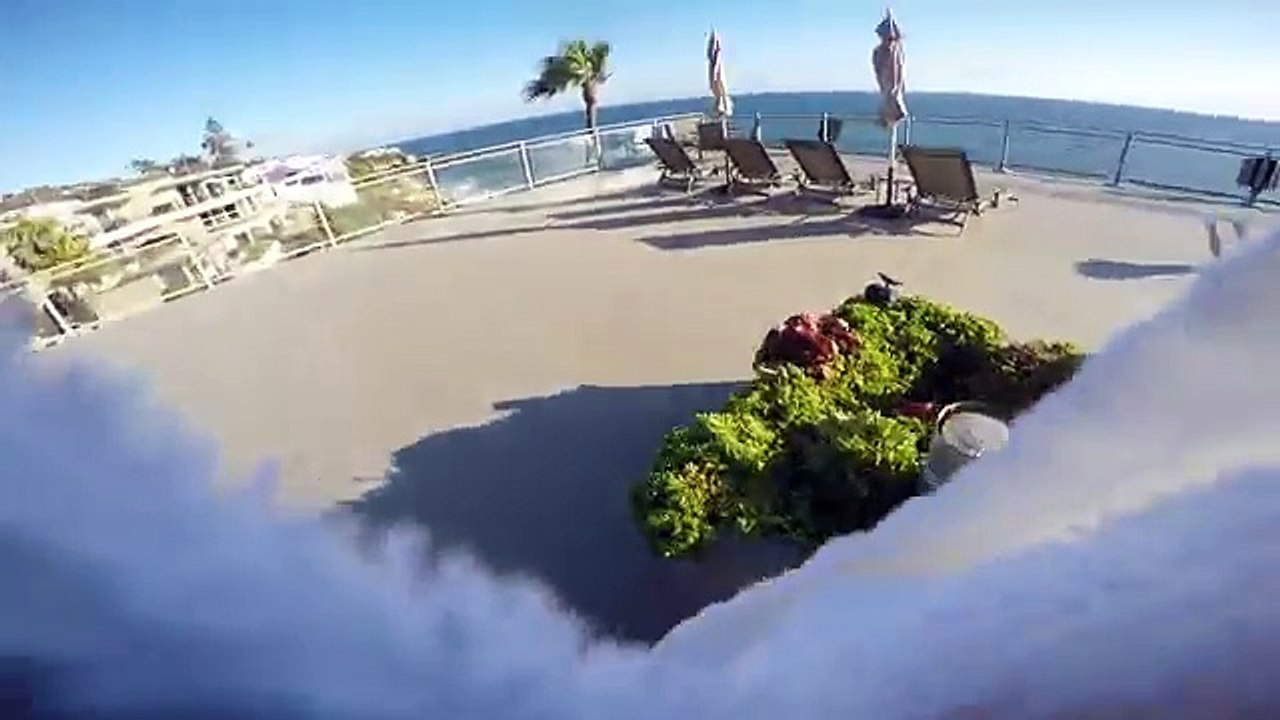 Sauter dans une piscine depuis le toit d'un hôtel