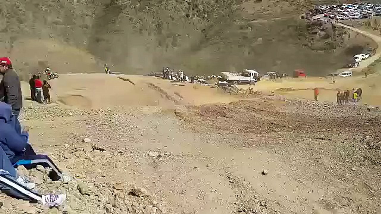 Un pilote de motocross chute et se fait rouler dessus par 6 autres concurrents