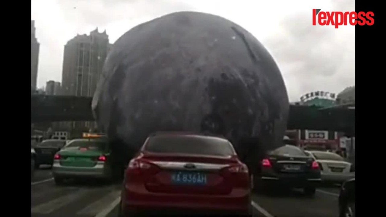 Chine: emporté par un typhon, ce gigantesque ballon lune terrorise les habitants