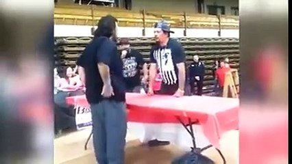 Il n'aurait pas dû défier cet homme à un concours de claques !