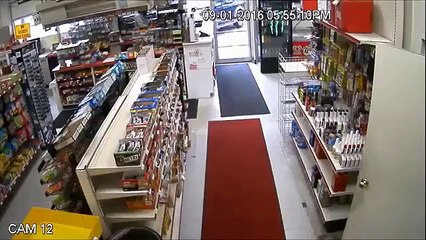 UN 4×4 DÉFONCE LA BOUTIQUE D’UNE STATION SERVICE ET SON CAISSIER !