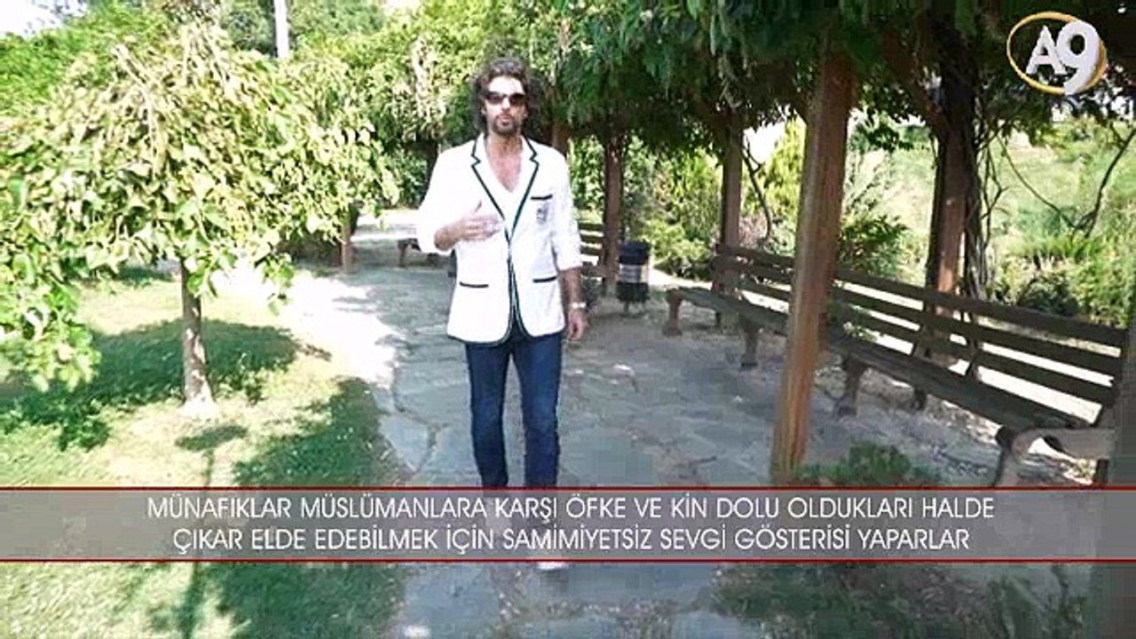 Münafıklar Müslümanlara Karşı Öfke ve Kin Dolu Oldukları Halde Çıkar Elde Edebilmek İçin Samimiyetsiz Sevgi Gösterisi Yaparlar