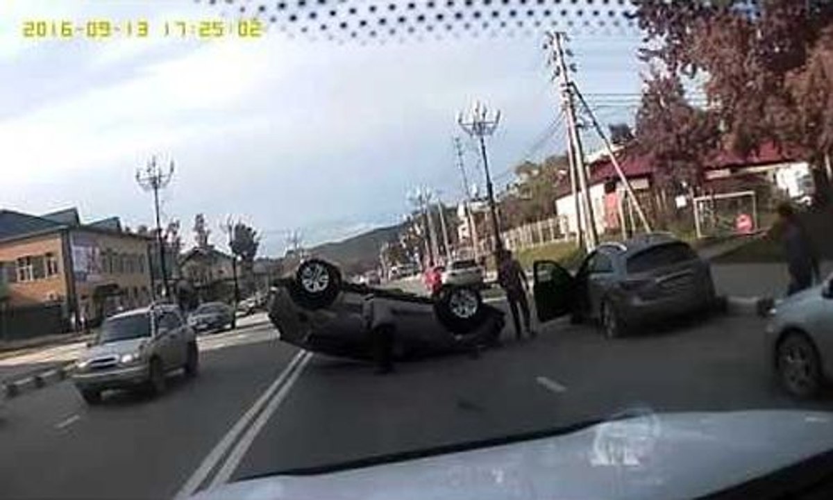 Une femme russe renverse sa voiture toute neuve seulement 3 heures après son achat !