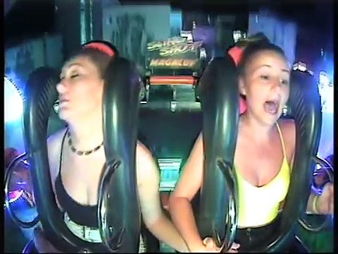Due ragazze su una giostra da paura... Ecco cosa accade ad una di loro!