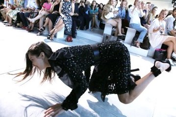 Bella Hadid Defilede Yere Düştü
