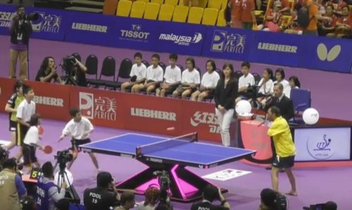 Il joue au ping-pong avec sa bouche.