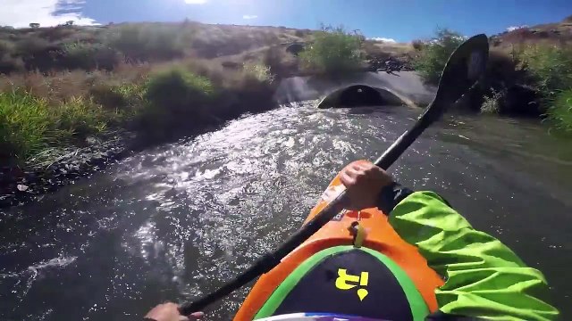 Faire du canoe kayak dans un tuyau d'évacuation d'eau