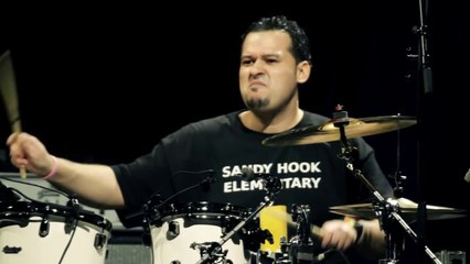 Solo de batterie incroyable... Et en plus il fait des mélodies!