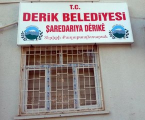 Derik Belediyesi'nin Tabelası Yeniden 3 Dilli Olarak Asıldı