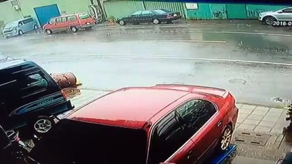 Un homme en scooter en plein typhon