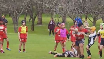 Un enfant joue au rugby et renverse tout le monde sur son passage.