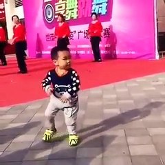 Chinese Todler Upstages Dancers!
