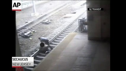 Il était moins une ! Un agent de police sauve de justesse un homme prisonnier des rails alors que le train arrive !