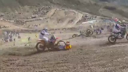 Après une chute, un pilote de motocross se fait écraser par plusieurs adversaires