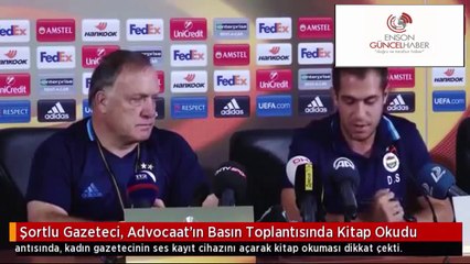 Advocaat'ın Basın Toplatısında Gazeteci kitap okudu