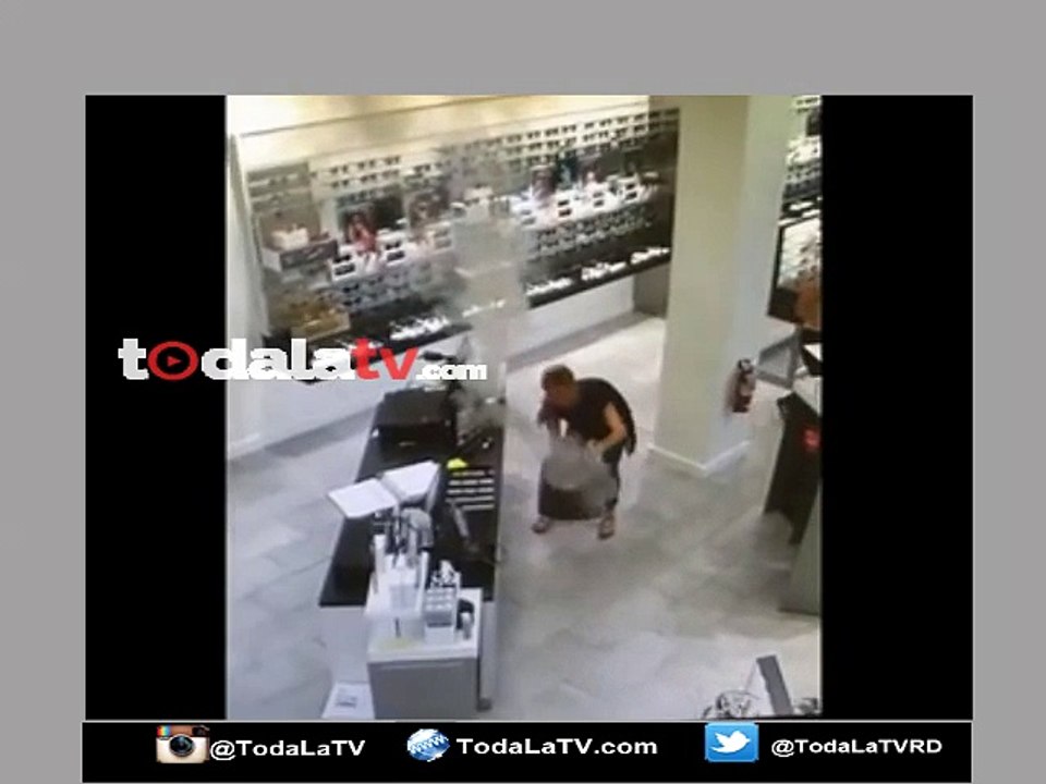 Cigarrillo electrónico explotó dentro la cartera de  mujer-Video