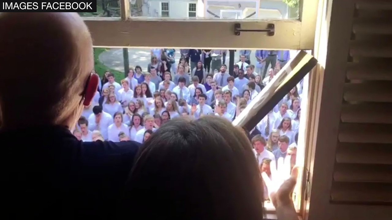 Un lycée entier chante sous la fenêtre de leur professeur malade à Nashville