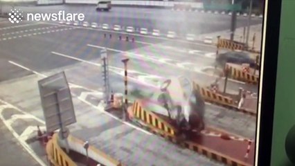 Car crashes into toll booth on motorway in China