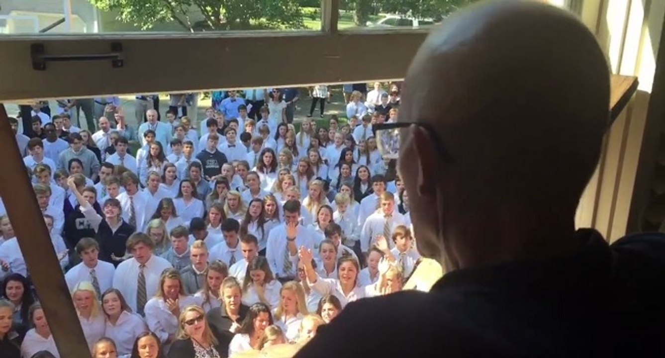 Le geste très touchant des élèves d'un lycée pour leur professeur malade