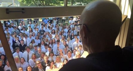 Le geste très touchant des élèves d'un lycée pour leur professeur malade