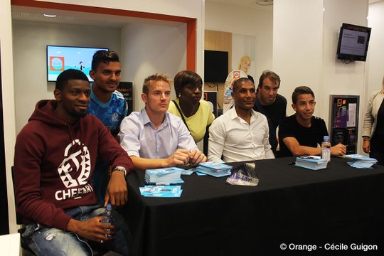 La séance de dédicaces des Olympiens chez Orange