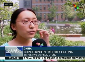 Chinos rinden tributo a la luna en el Festival de Otoño