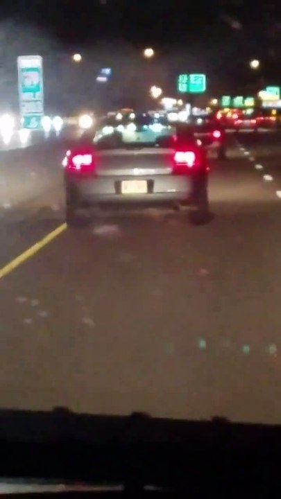 Un policier en service zigzague sur la route