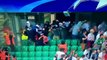 Un stadier se fait démonté à coup de bombe lacrymo par un supporter du Legia Varsovie