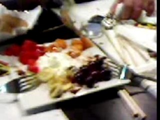 JULIEN MANGE LE DESSERT AVANT TOUT LE MONDE