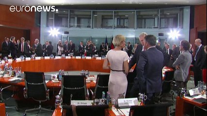 Μέρκελ σε Γερμανούς επιχειρηματίες: Δώστε δουλειά στους πρόσφυγες