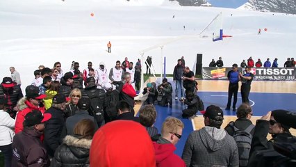 Tony Parker joue au basket au milieu d'un glacier