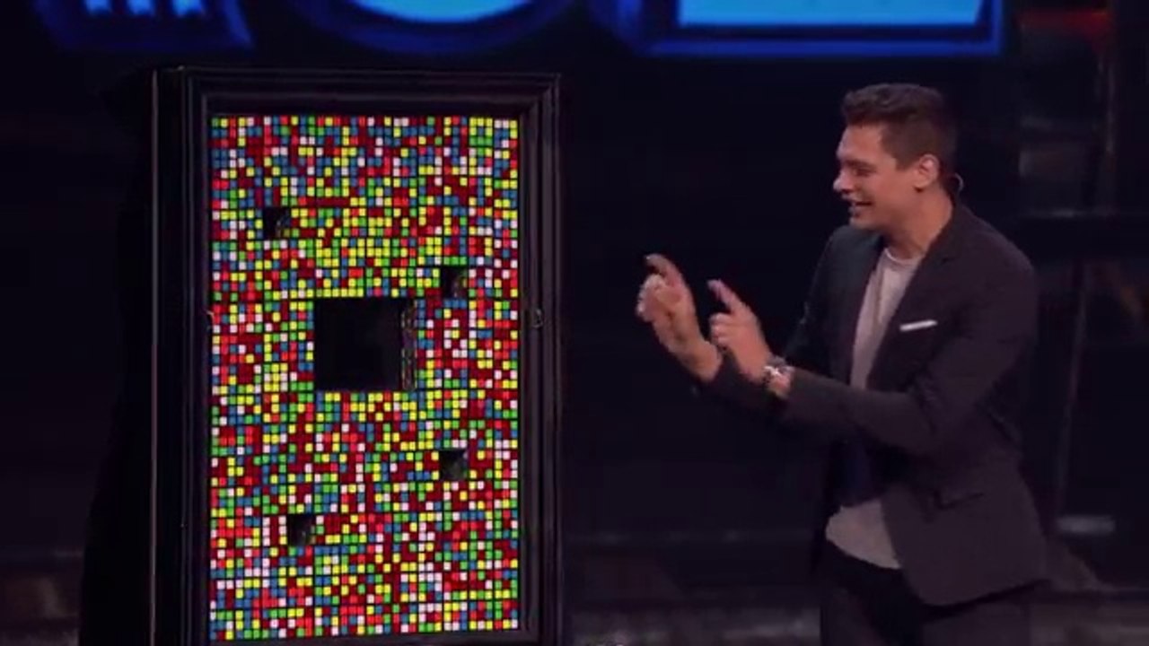 Sergilediği Rubik Küp İllüzyon Performansıyla İzleyen Herkesi Etkileyen Sihirbaz
