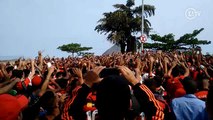 Torcida do Flamengo faz festa na volta do time ao Rio