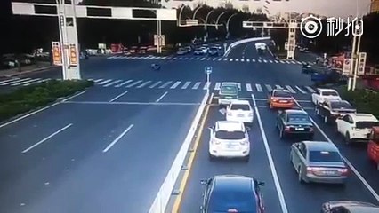 Así se ve la explosión de un carro en cámara lenta