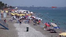Antalya Yerli ve Yabancı Tatilciler Denize Koştu