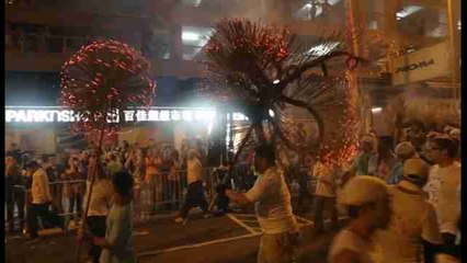 El dragón de Tai Hang baila en Hong Kong durante el Festival de Medio Otoño