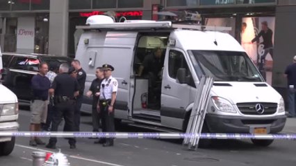 Amerika'nın New York Kentinde Polise Satır ile Saldıran Bir Kişi Polis Tarafından Vuruldu