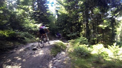 GOPR5405 4 dimanche  Apm - grosse descente derrière laurent dans les cailloux [DIVX 480p]