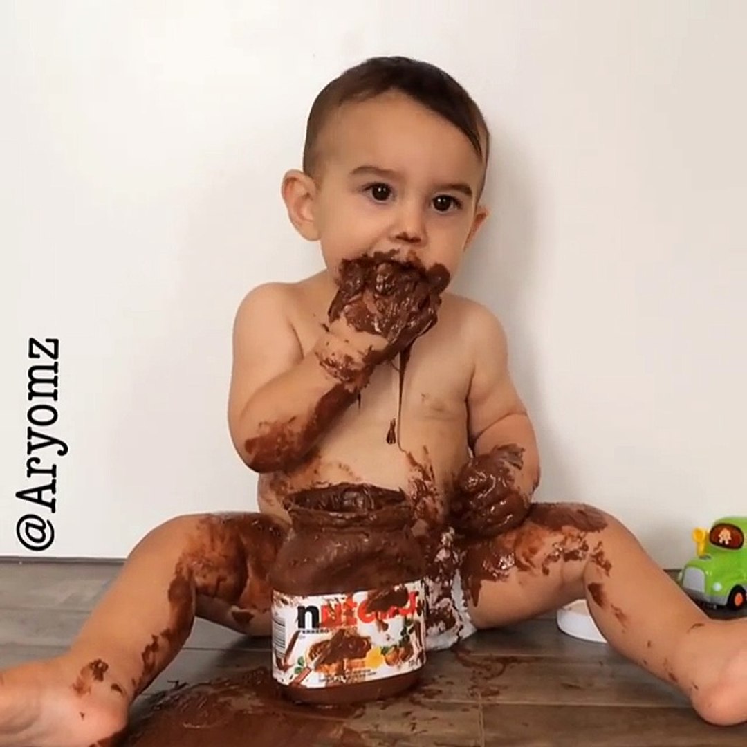 Ce Bebe Est Fan De Nutella Les Bras Dans Le Pot Video Dailymotion