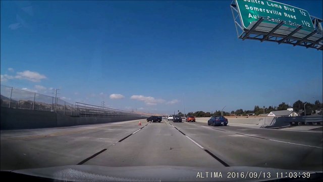 Perdre le contrôle de sa voiture sur l'autoroute et s'en sortir par magie !