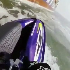Ce débile en jetski manque de se faire broyer par un cargo !